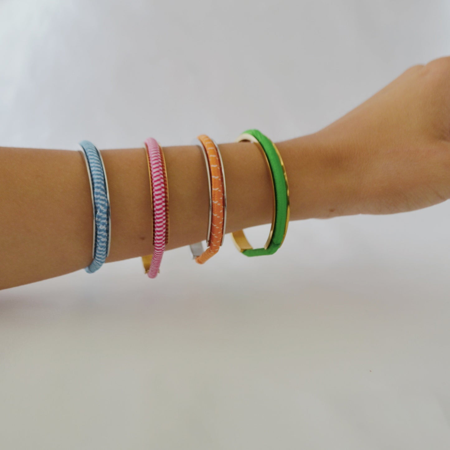 Brazalete con soporte para el pelo con la firma Azzaik en oro rosa 