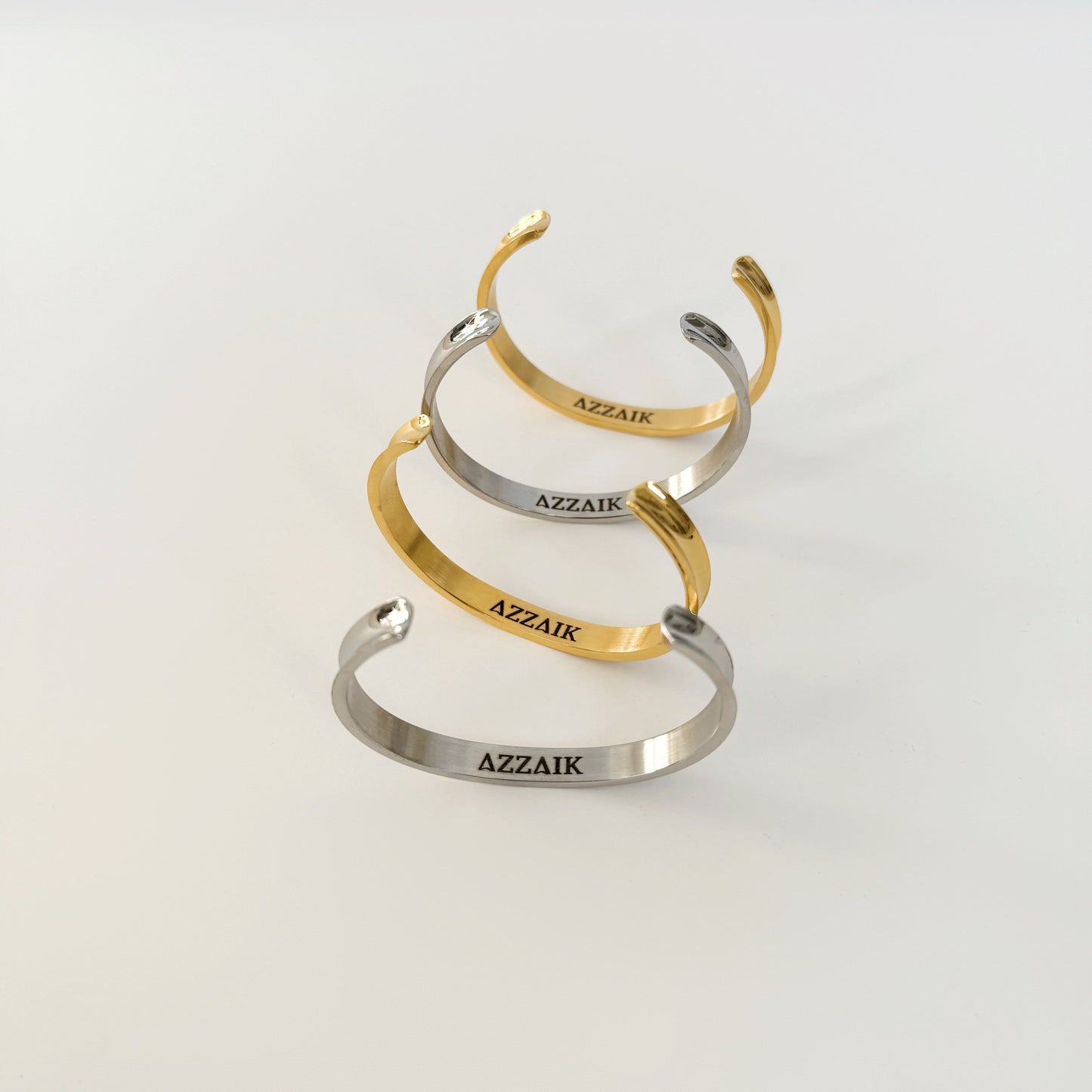 Brazalete con soporte para el pelo con la firma Azzaik 