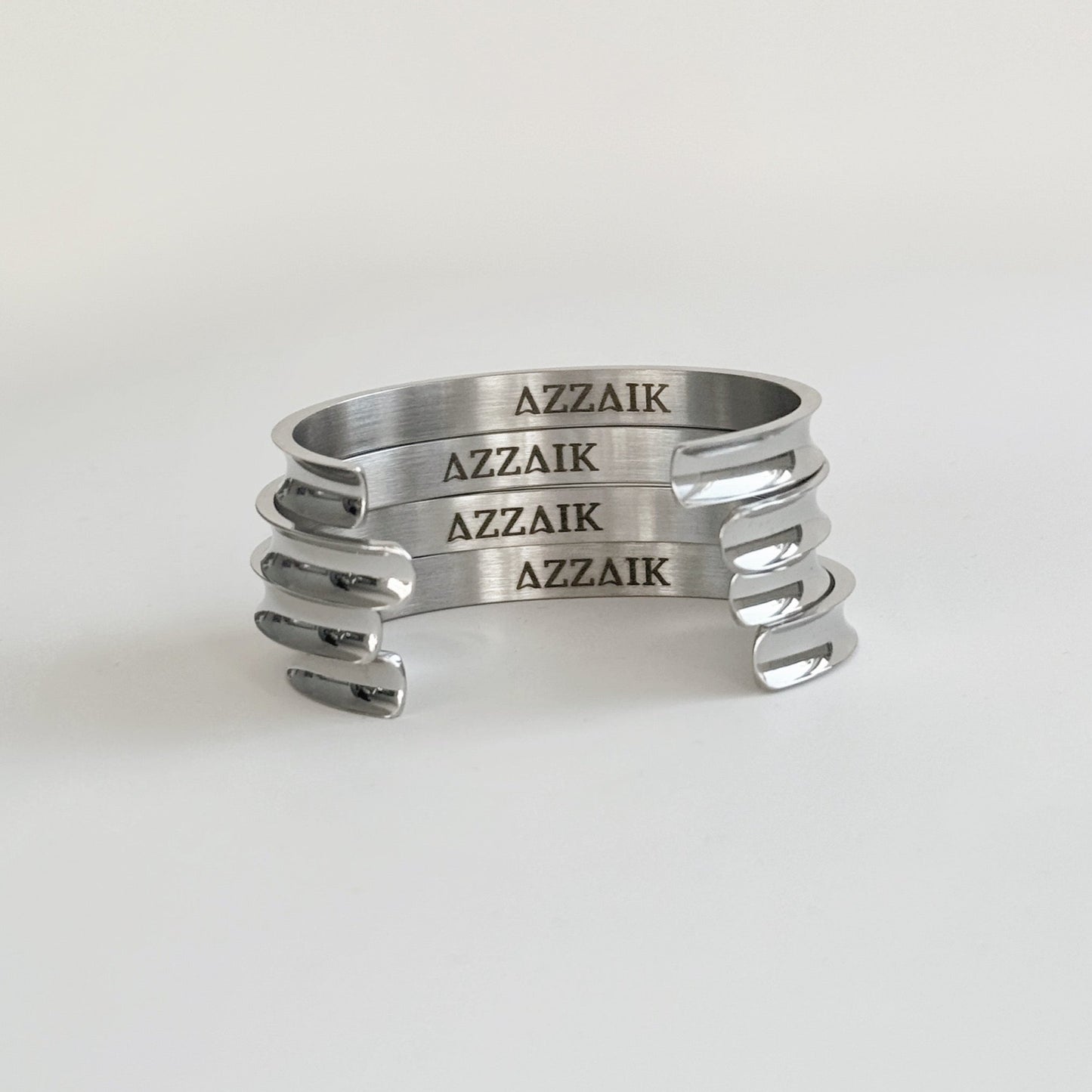 Brazalete con soporte para el pelo con la firma Azzaik 